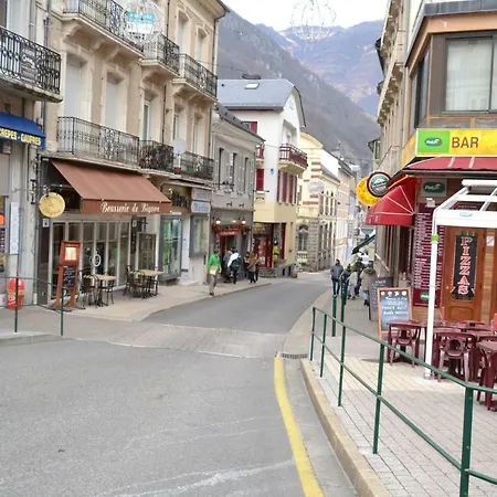 - Centre