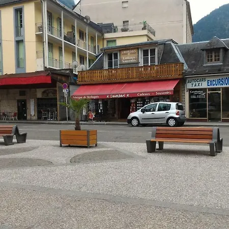 - Centre *