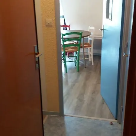 - Centre